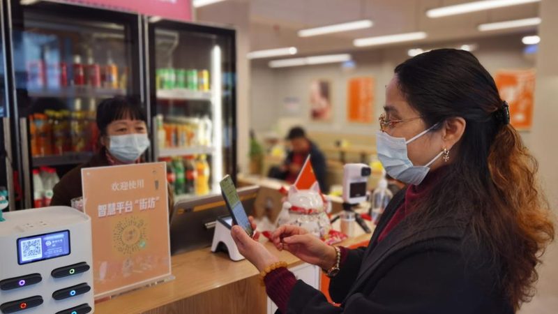 当海尔冰箱出现不制冷问题时，用户可以通过以下途径获取海尔冰箱的维修电话：